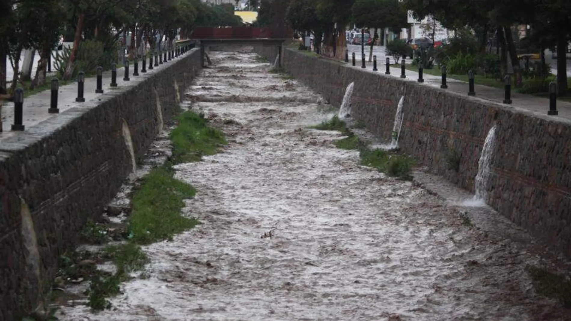 Torrencial aguacero en HuamantlaTOMÁS BAÑOS